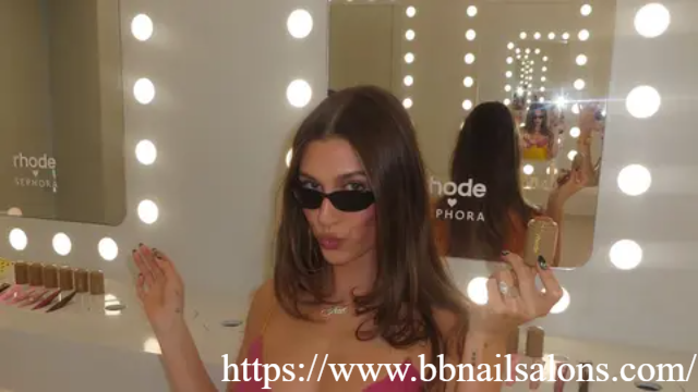 Tampilan Memikat Hailey Bieber di Coachella 2026